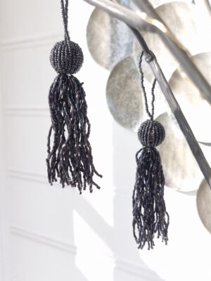 Tassel med svarta pärlor. Besök Blickfång.se