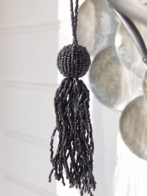 Tassel med svarta pärlor. Besök blickfång.se