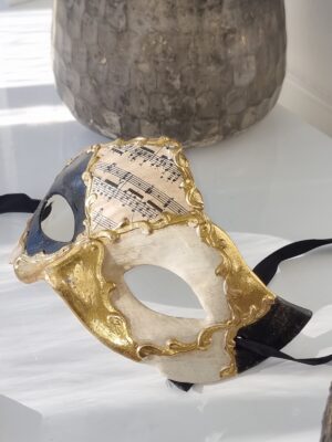 Teatermask dekoration i guld svart och beige. Besök Blickfång.se