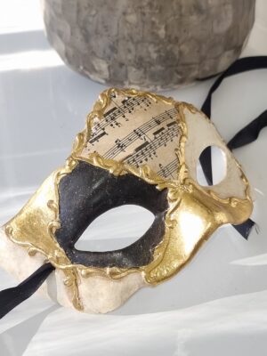 Teatermask dekoration i guld svart och beige. Besök Blickfång.se