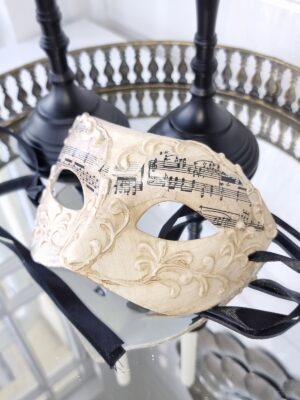 Venetiansk mask i beige med noter. Besök blickfång.se