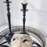 Venetiansk mask i beige med noter. Besök blickfång.se