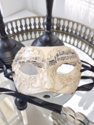 Venetiansk mask i beige med noter. Besök blickfång.se