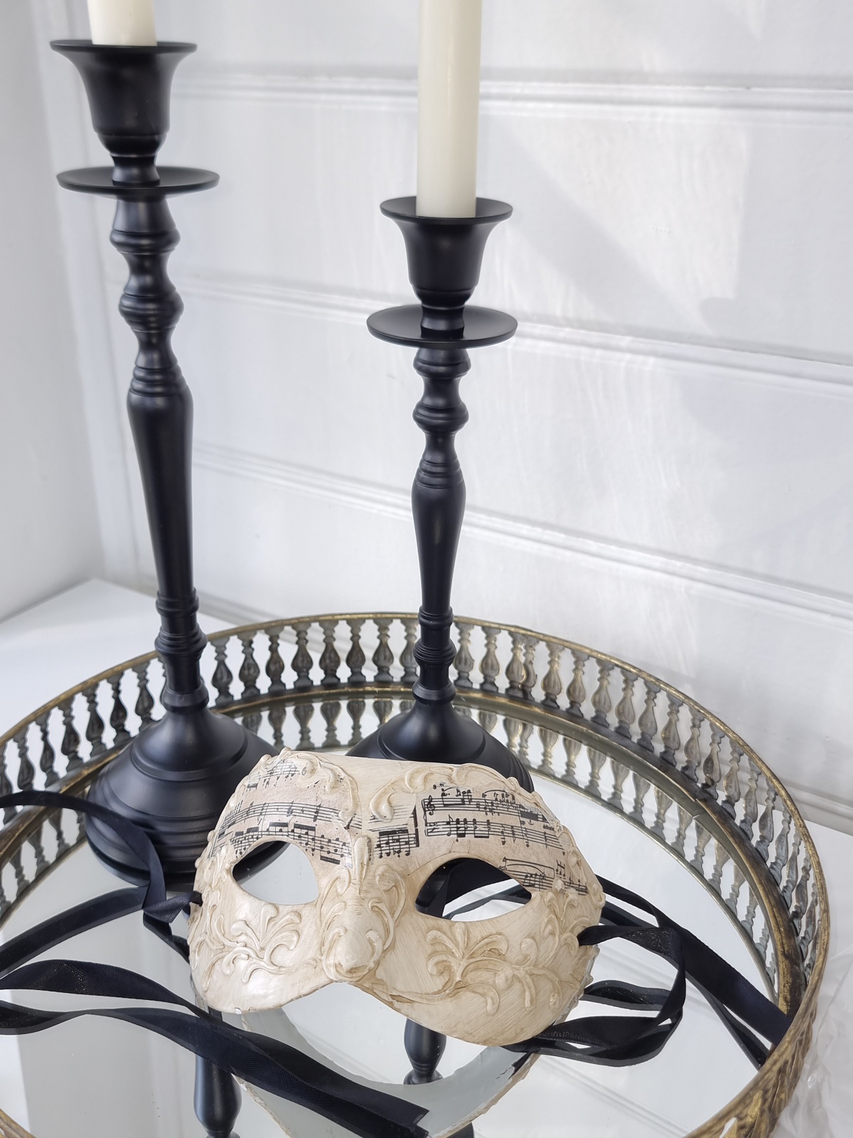 Venetiansk mask i beige med noter. Besök blickfång.se