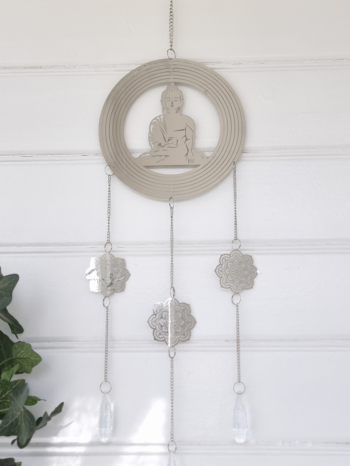 Drömfångare silver metall med Buddha. Besök Blickfång.se
