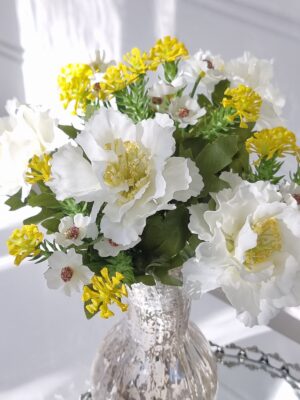Konstgjord bukett vita och gula blommor. Besök blickfång.se
