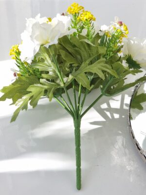 Konstgjord bukett vita och gula blommor. Besök blickfång.se