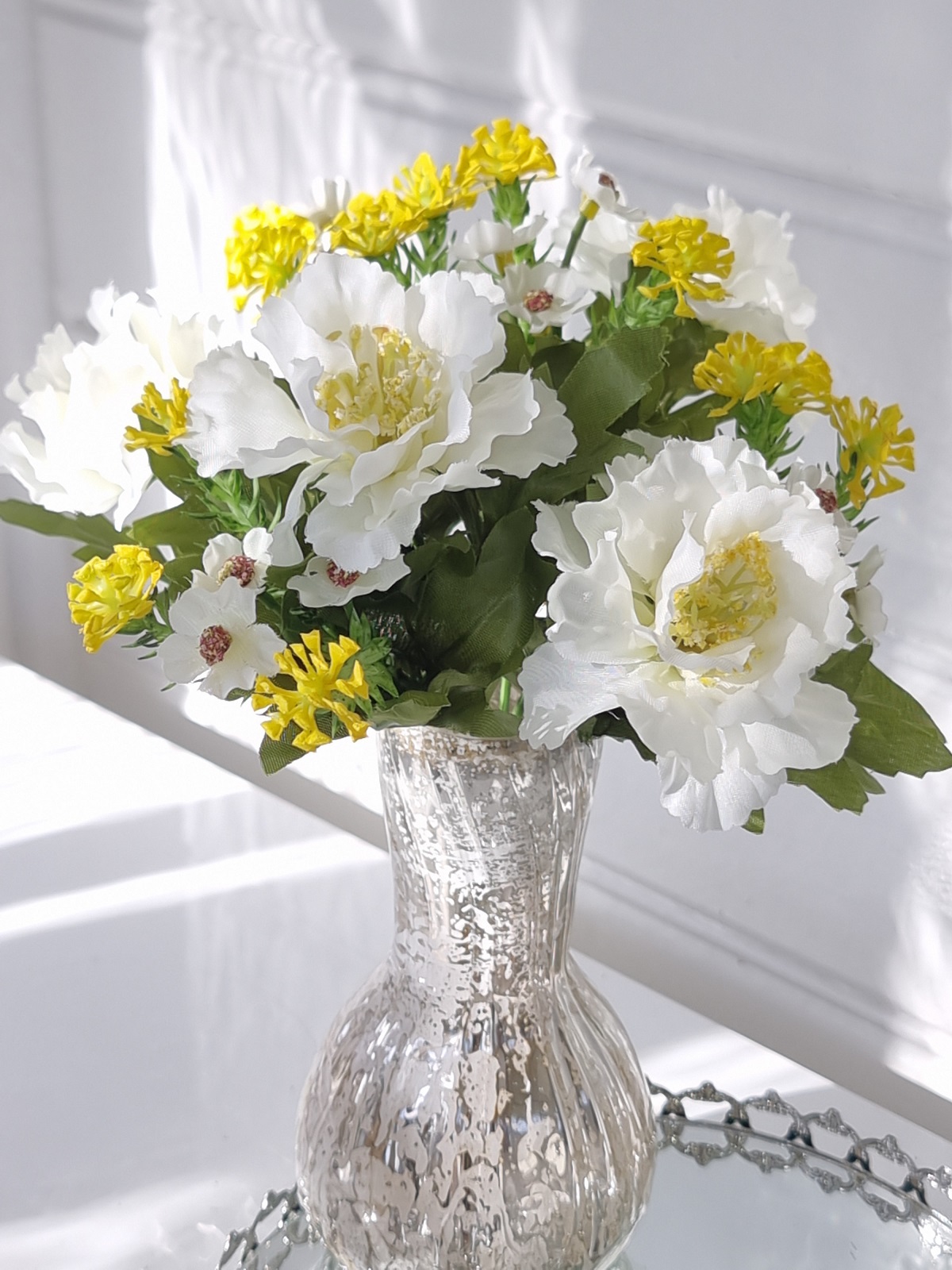 Konstgjord bukett vita och gula blommor. Besök blickfång.se