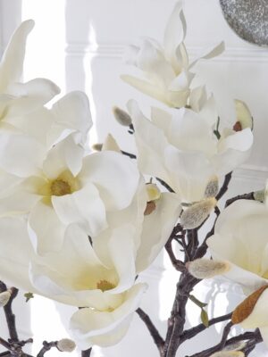 Konstgjord magnolia med vita blommor. Besök Blickfång.se