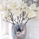 Konstgjord magnolia med vita blommor. Besök Blickfång.se