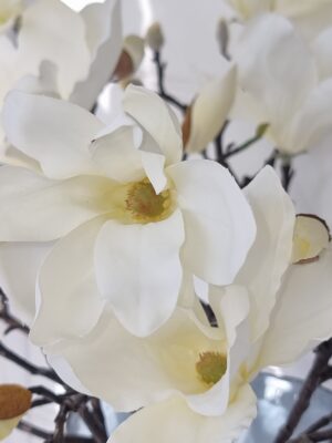 Konstgjord magnolia med vita blommor. Besök Blickfång.se