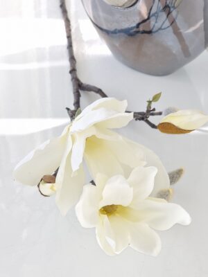 Konstgjord magnolia med vita blommor. Besök Blickfång.se