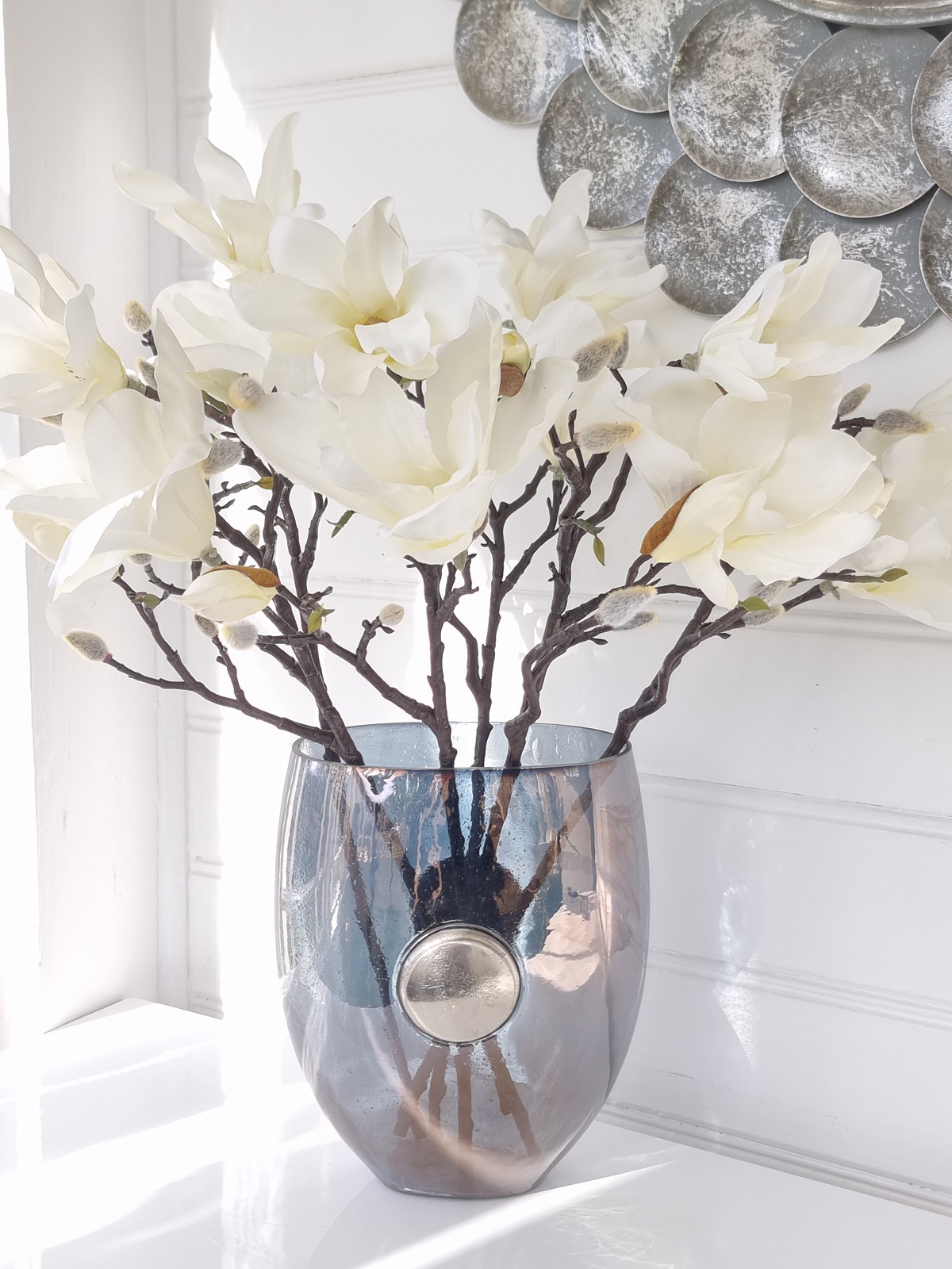 Konstgjord magnolia med vita blommor. Besök Blickfång.se