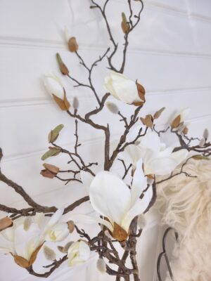 Lång vit konstgjord magnolia kvist. Besök blickfång.se