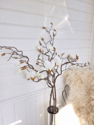 Lång vit konstgjord magnolia kvist. Besök Blickfång.se