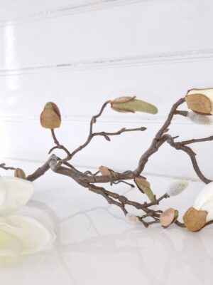 Lång vit konstgjord magnolia kvist. Besök Blickfång.se