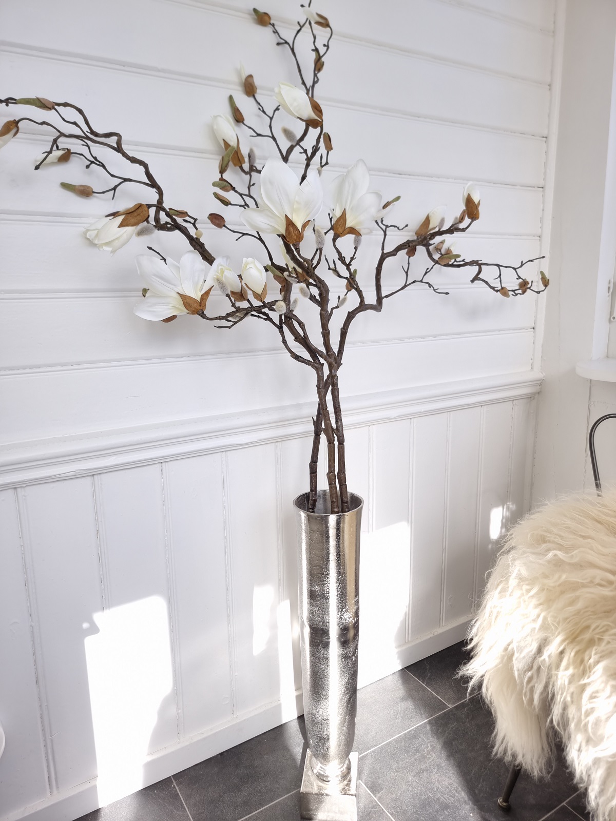 Lång vit konstgjord magnolia kvist. Besök Blickfång.se