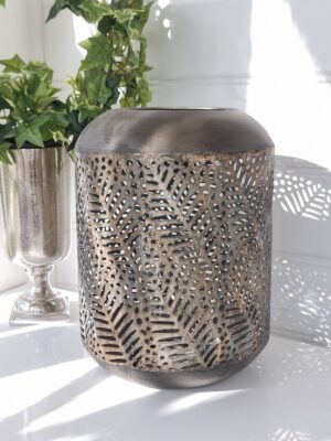 Rund brun lykta metall med hålmönster. Besök blickfång.se