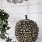 Durian stor taggig dekoration. Besök Blickång.se