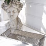 Avlång ljusbricka / fat i silver. Besök Blickfång.se