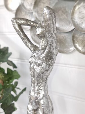 Hög smal dam figur i silver. Besök Blickfång.se