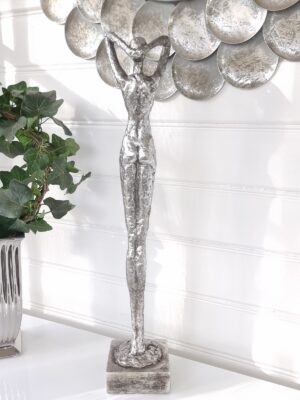 Hög smal dam figur i silver. Besök Blickfång.se
