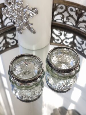 Liten ljuslykta i silver med metallkant. Besök blickfång.se