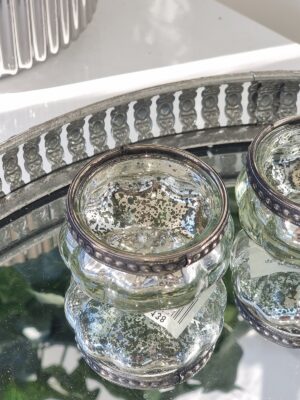 Liten ljuslykta i silver med metallkant. Besök Blickfång.se