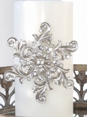Ljussmycke pin blomma i silver med strass. Besök Blickfång.se