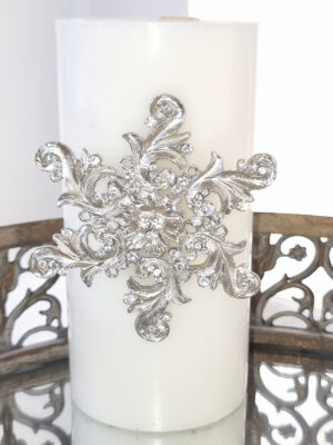 Ljussmycke pin blomma i silver med strass. Besök blickfång.se