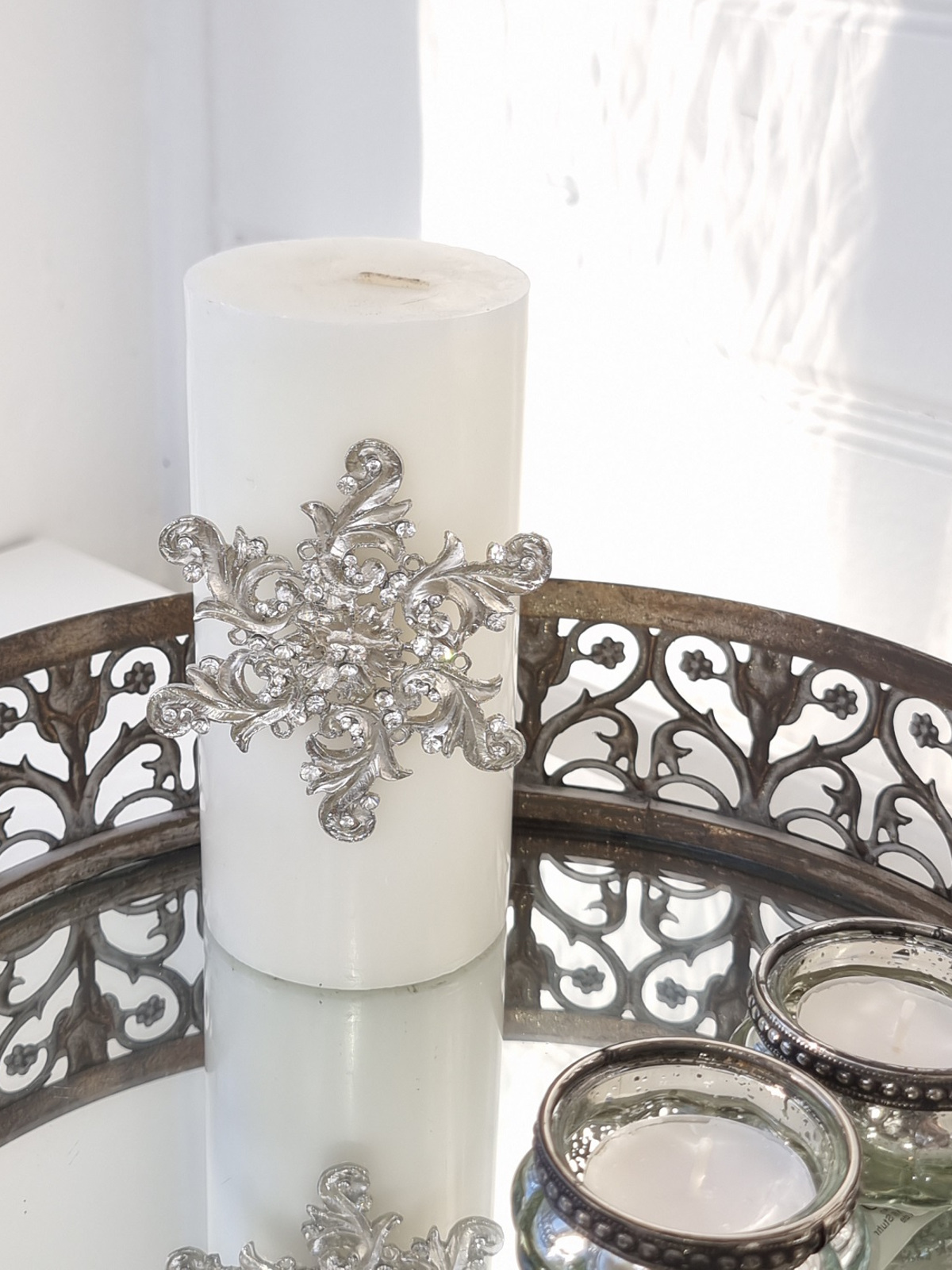 Ljussmycke pin blomma i silver med strass. Besök blickfång.se