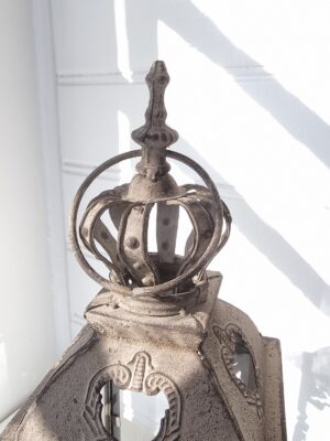 Lykta i metall med krona som dekoration. Besök blickfång.se