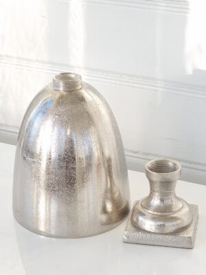 Rund kruka på fot i silver metall. Besök Blickfång.se