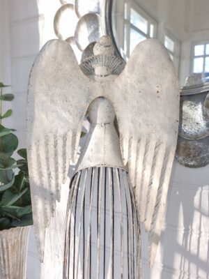 Ängel lykta hög vit i metall. Besök blickfång.se