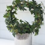 Rund kruka i silver med ränder. Besök blickfång.se