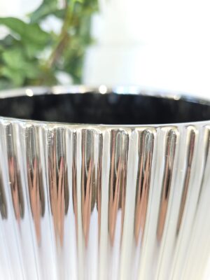 Rund kruka i silver med ränder. Besök blickfång.se