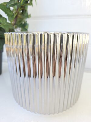 Rund kruka i silver med ränder. Besök blickfång.se