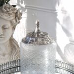 Glasskål med lock i silver. Besök Blickfång.se