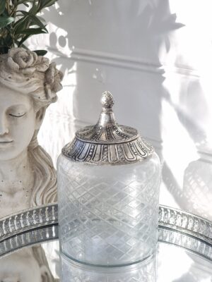 Glasskål med lock i silver. Besök Blickfång.se