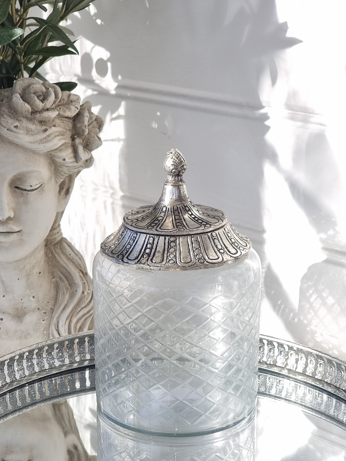 Glasskål med lock i silver. Besök Blickfång.se