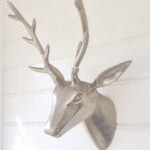 Hjort väggdekoration i silver. Besök blickfång.se