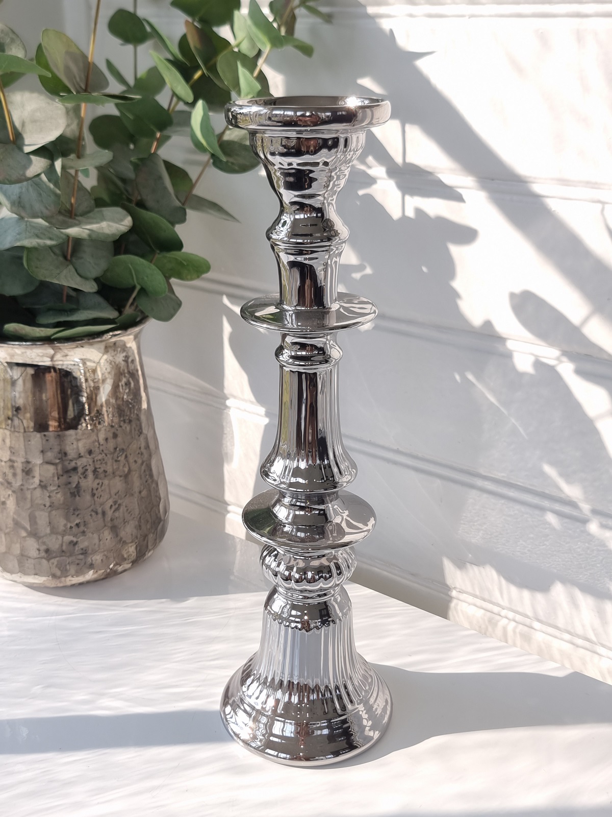 Hög blockljusstake i blank silver. Besök Blickfång.se