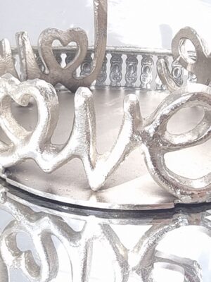 Ljuslykta silver på fat med texten love. Besök Blickfång.se