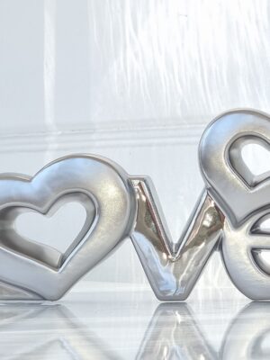 Love text i silver för dekoration. Besök Blickfång.se