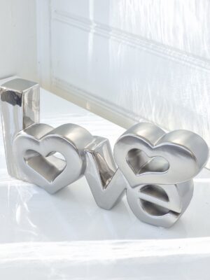 Love text i silver för dekoration. Besök Blickfång.se