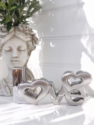 Love text i silver för dekoration. Besök Blickfång.se