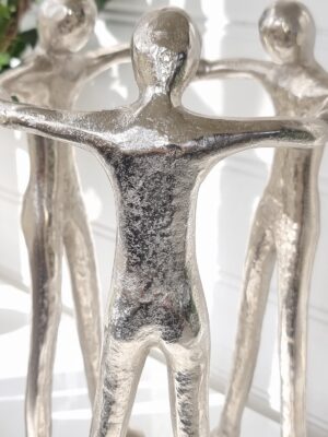 Skulptur silver män i ring. Besök blickfång.se