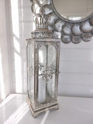 Stor lykta i silver metall med krona. Besök Blickfång.se