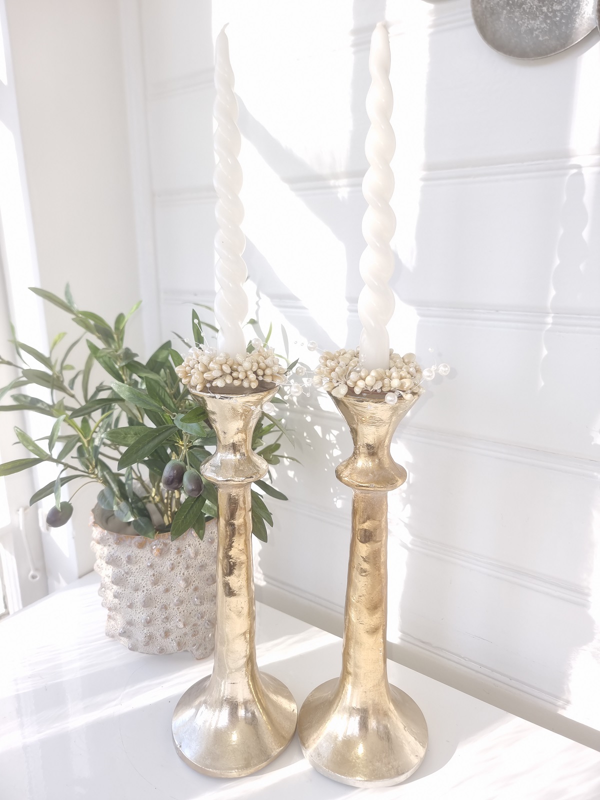 Tvistade ljus par i beige. Besök blickfång.se