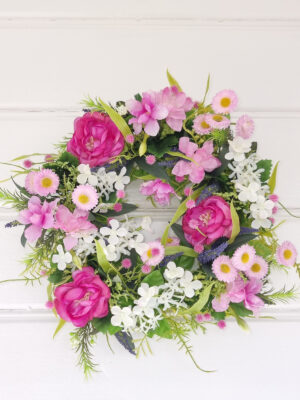 Konstgjord krans med camelia blommor i rosa. Besök blickfång.se